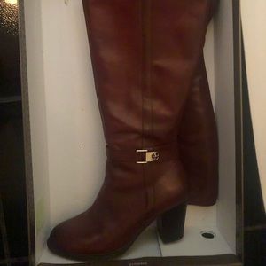 Size 8.5 W Reddish brown color.